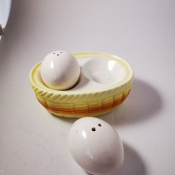 Vintage Ceramic Giftcraft Eggs on a Basket Salt and Pepper Shakers - Picture 9 of 16